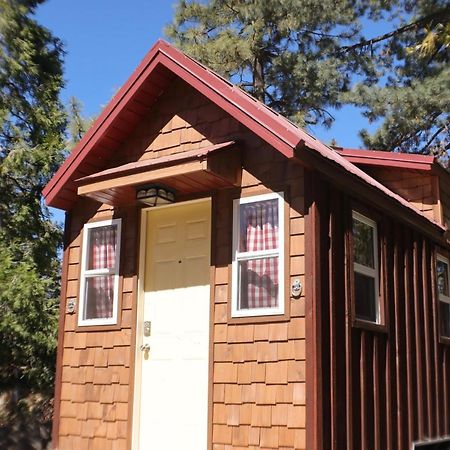 Storybook Village Pine Cove Екстериор снимка