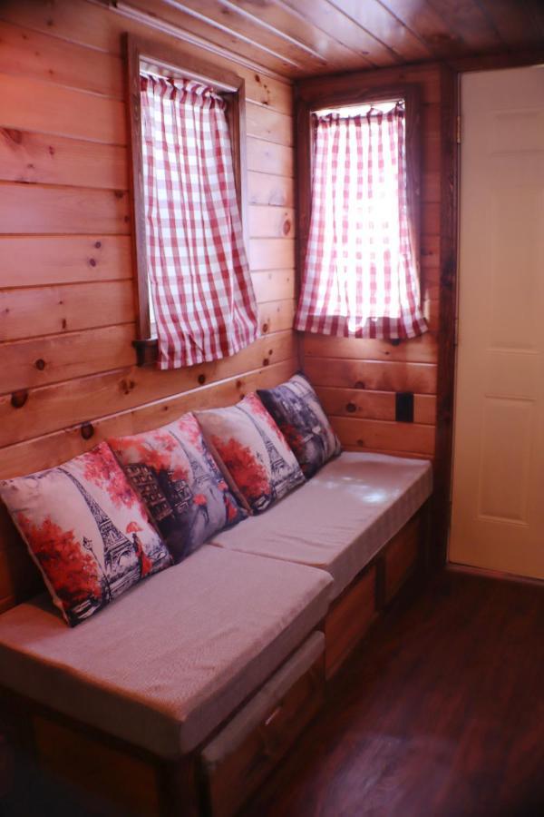 Storybook Village Pine Cove Екстериор снимка